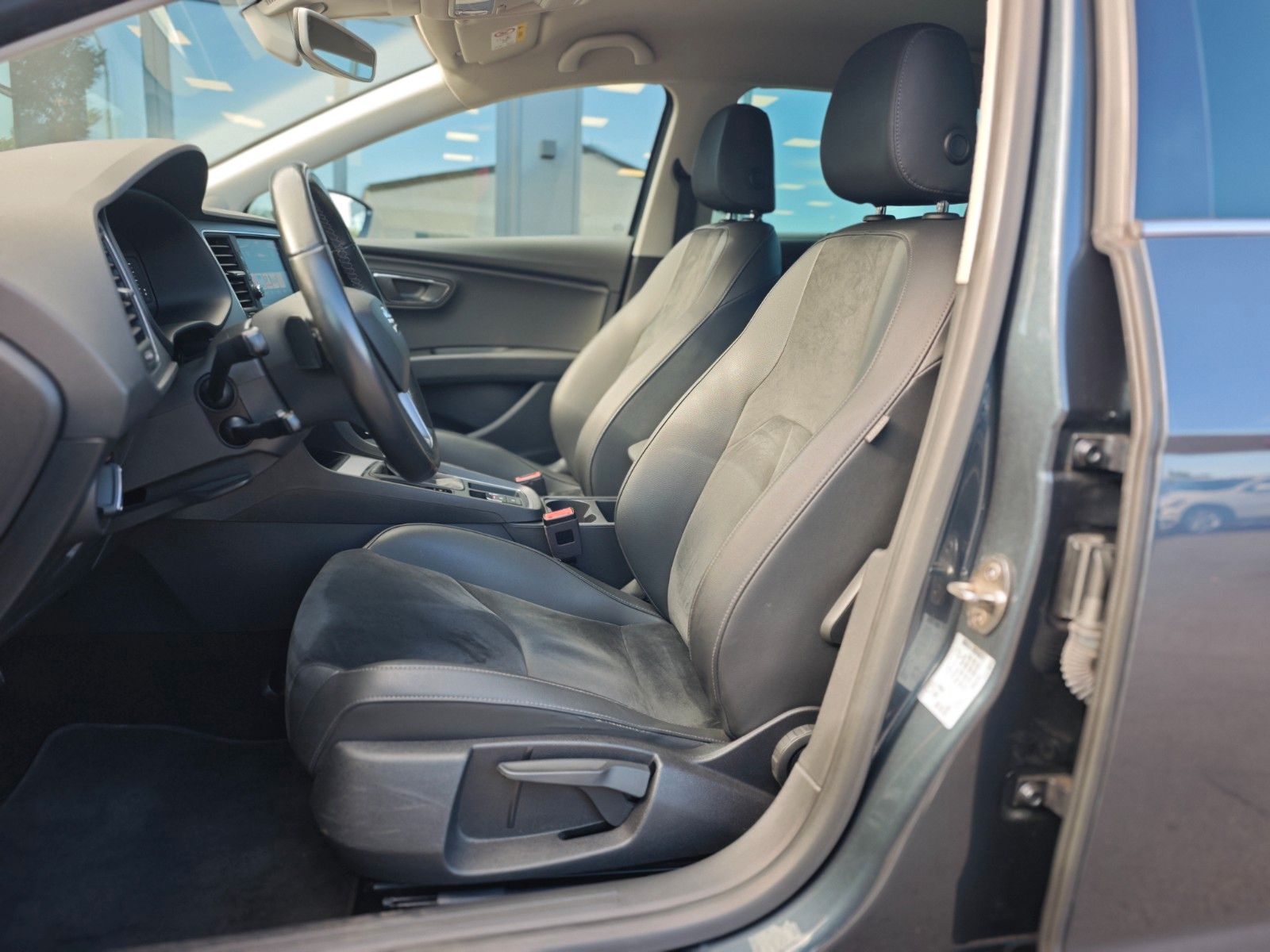 Fahrzeugabbildung SEAT Leon ST*BOSE*VIRTUAL*AHK*KLIMAAUTO*SHZ*KAMERA*