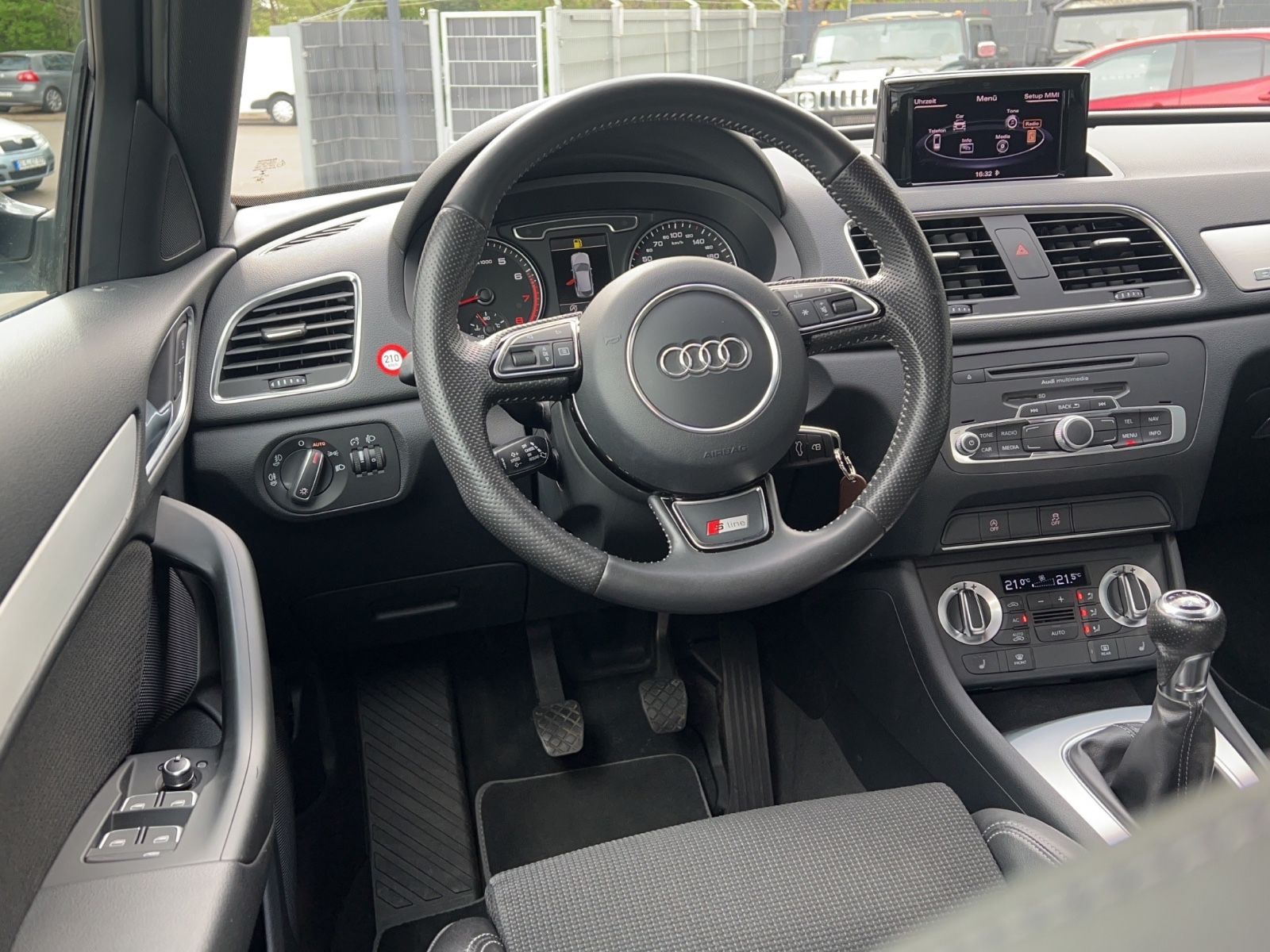 Fahrzeugabbildung Audi Q3 2.0 TFSI QUATTRO *S-LINE*BI-XENON*SHZ*