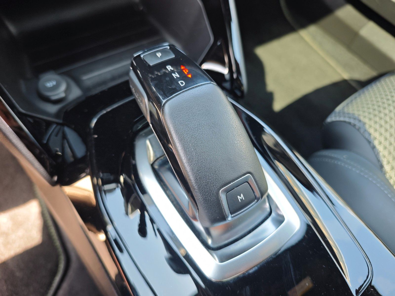 Fahrzeugabbildung Peugeot 2008 GT LINE*AUT.*NAVI*VOLL LED*GSD*KAMERA*