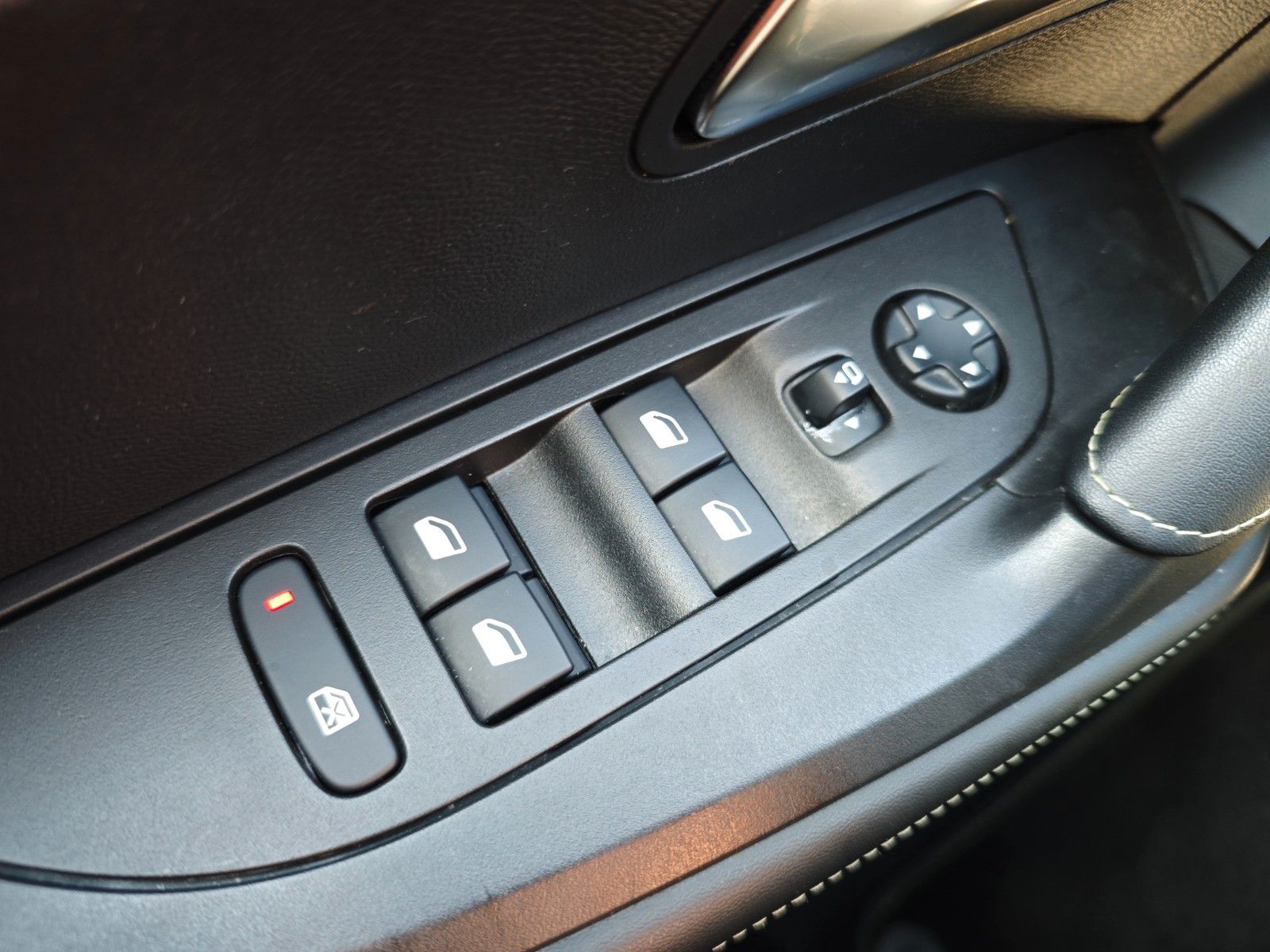 Fahrzeugabbildung Peugeot 2008 GT LINE*AUT.*NAVI*VOLL LED*GSD*KAMERA*