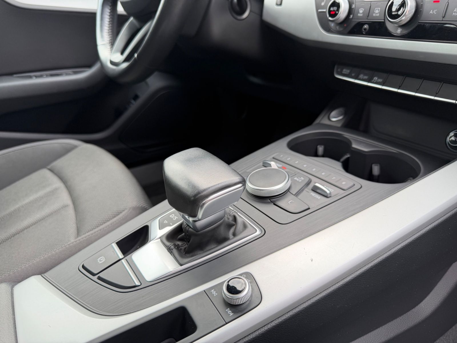 Fahrzeugabbildung Audi A4 2.0 TFSI S TRONIC QUATTRO SPORT *ALU*PDC*SHZ*