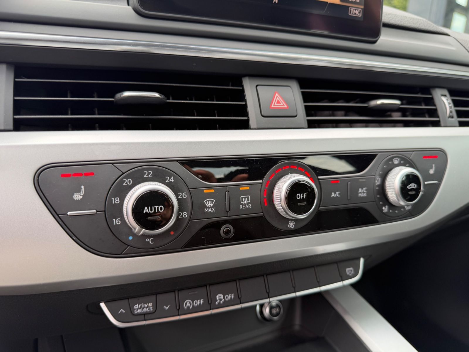 Fahrzeugabbildung Audi A4 2.0 TFSI S TRONIC QUATTRO SPORT *ALU*PDC*SHZ*