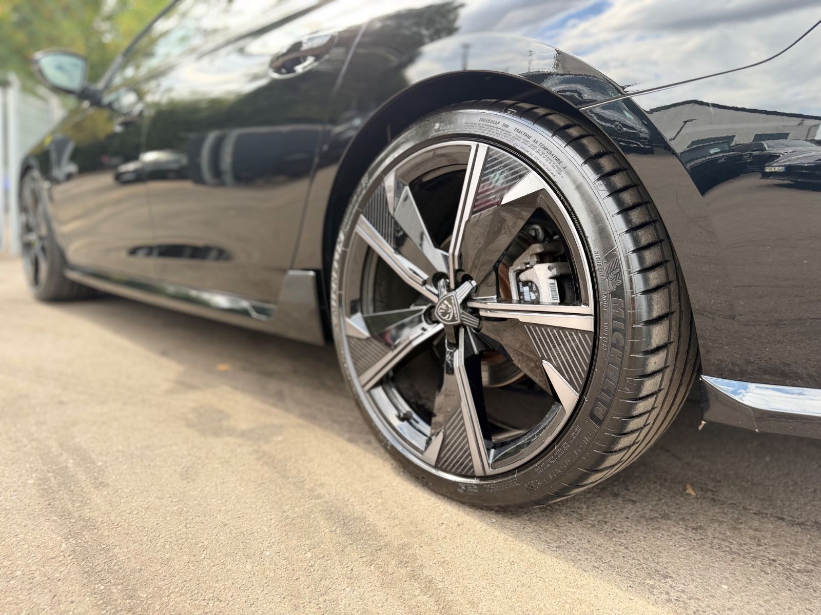 Fahrzeugabbildung Peugeot 508 SW HYBRID 4 360 PSE*PANORAMA*FOCAL*