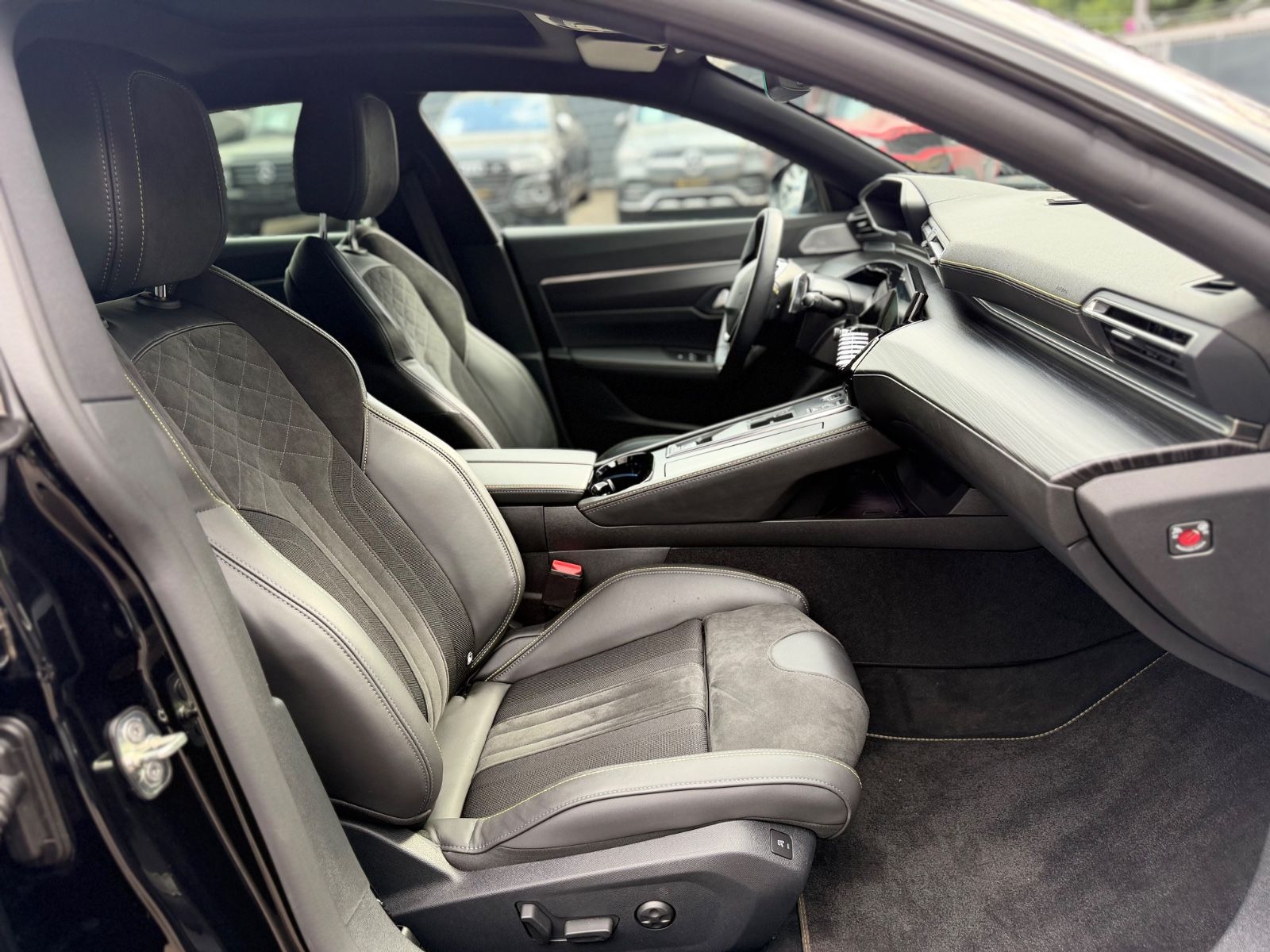 Fahrzeugabbildung Peugeot 508 SW HYBRID 4 360 PSE*PANORAMA*FOCAL*