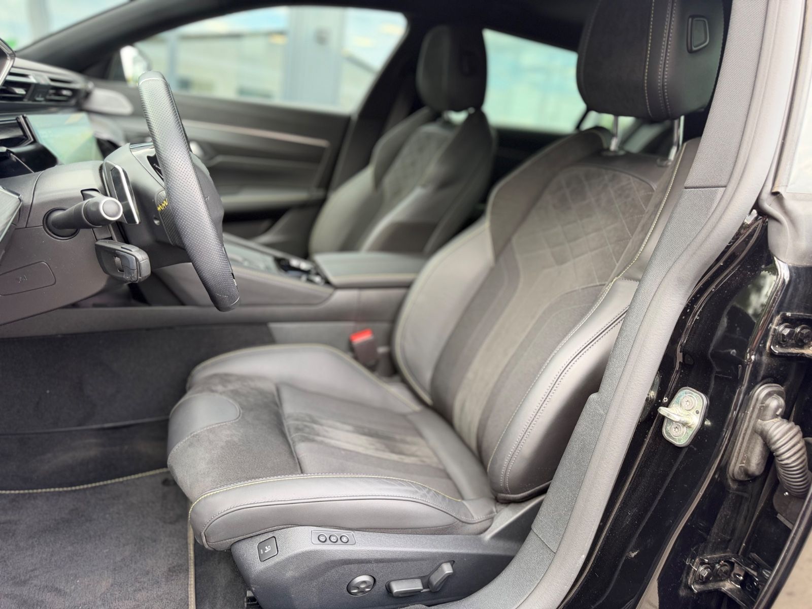 Fahrzeugabbildung Peugeot 508 SW HYBRID 4 360 PSE*PANORAMA*FOCAL*