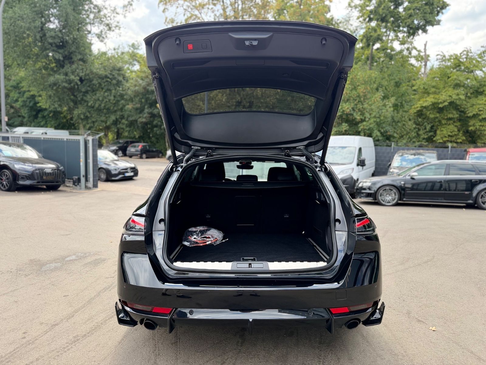 Fahrzeugabbildung Peugeot 508 SW HYBRID 4 360 PSE*PANORAMA*FOCAL*
