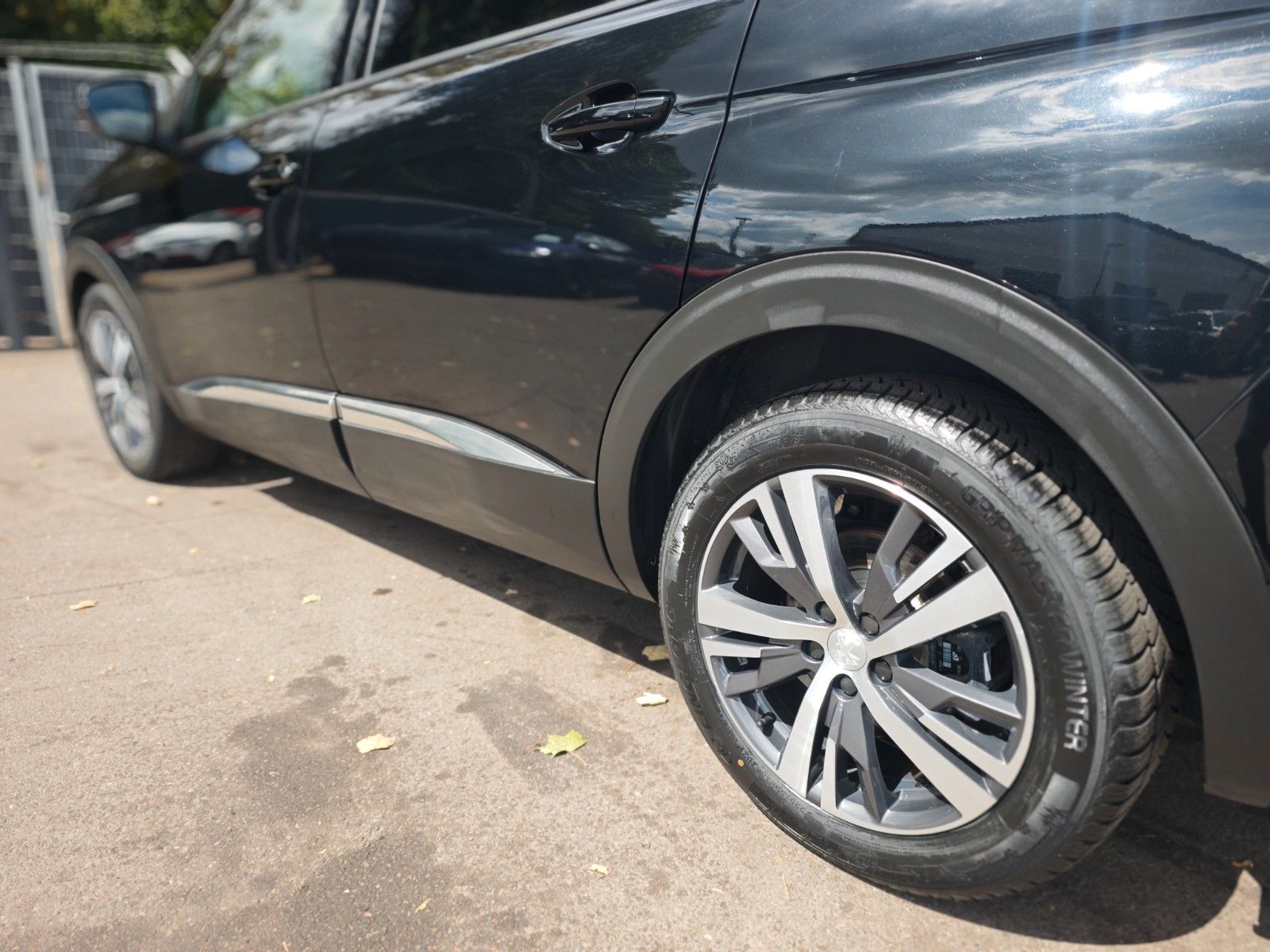 Fahrzeugabbildung Peugeot 5008 HYBRID 136 ALLURE PACK *FACELIFT*7 SITZE*