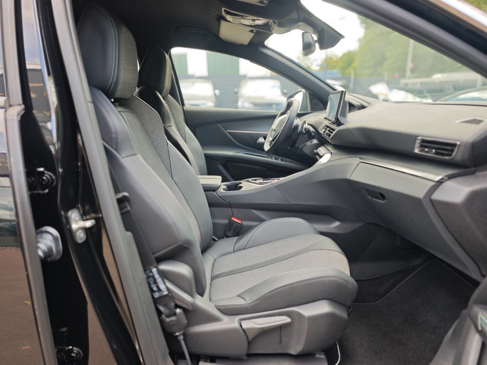 Fahrzeugabbildung Peugeot 5008 HYBRID 136 ALLURE PACK *FACELIFT*7 SITZE*