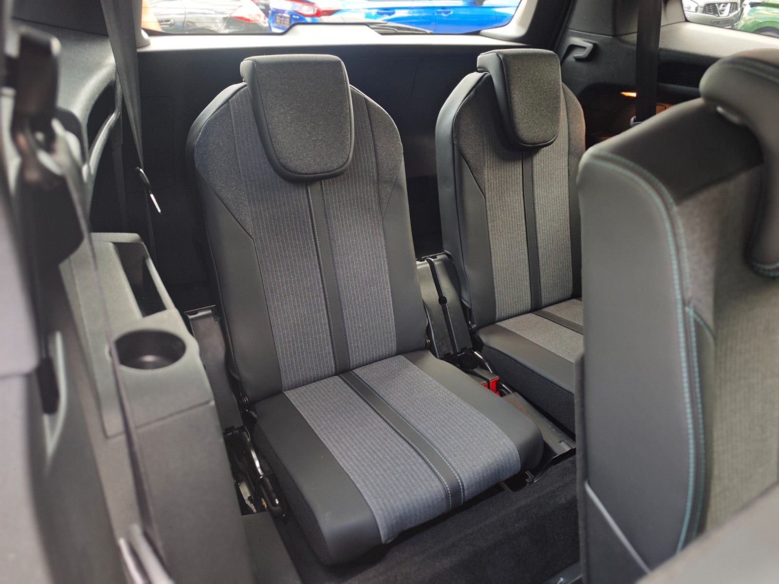 Fahrzeugabbildung Peugeot 5008 HYBRID 136 ALLURE PACK *FACELIFT*7 SITZE*