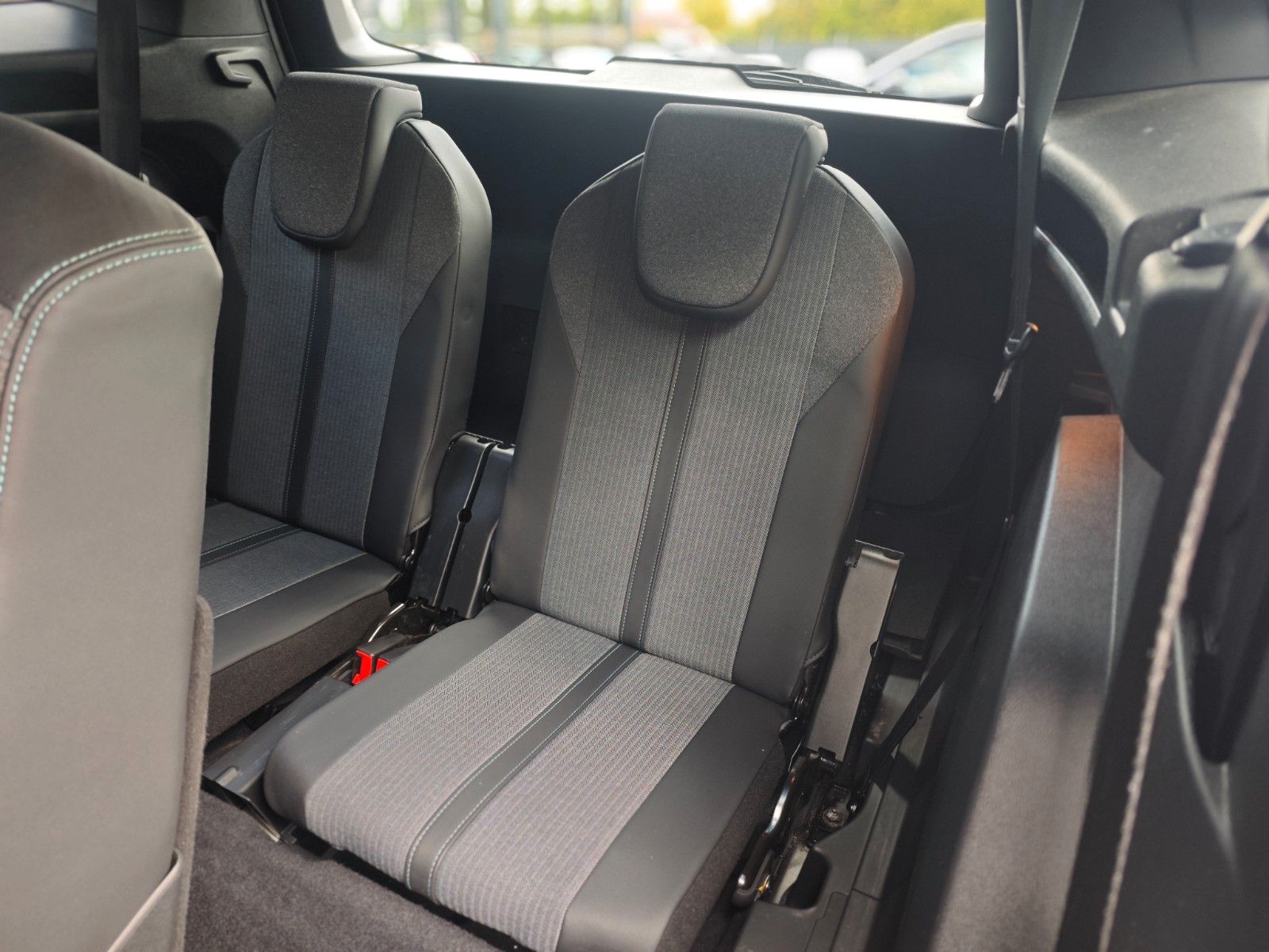 Fahrzeugabbildung Peugeot 5008 HYBRID 136 ALLURE PACK *FACELIFT*7 SITZE*
