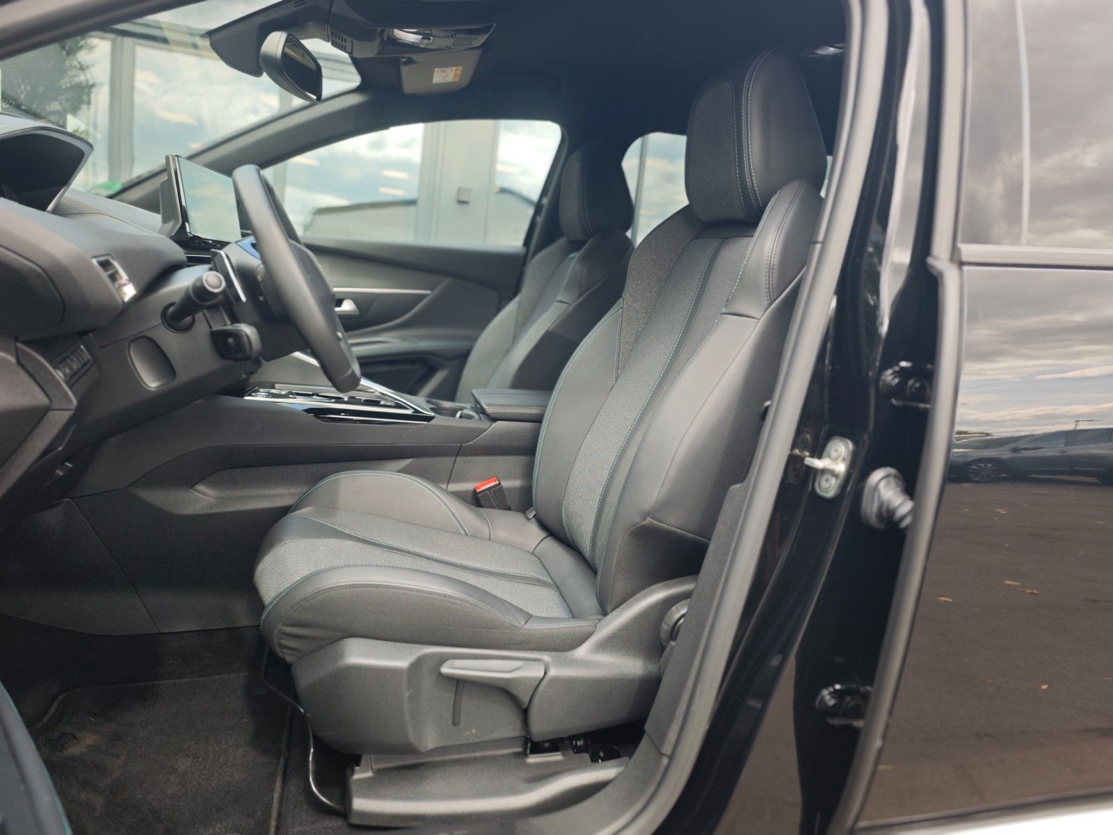 Fahrzeugabbildung Peugeot 5008 HYBRID 136 ALLURE PACK *FACELIFT*7 SITZE*