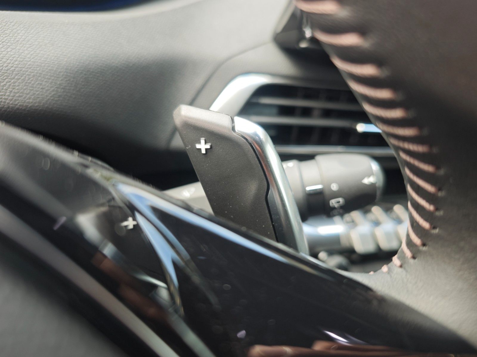 Fahrzeugabbildung Peugeot 5008 HYBRID 136 ALLURE PACK *FACELIFT*7 SITZE*