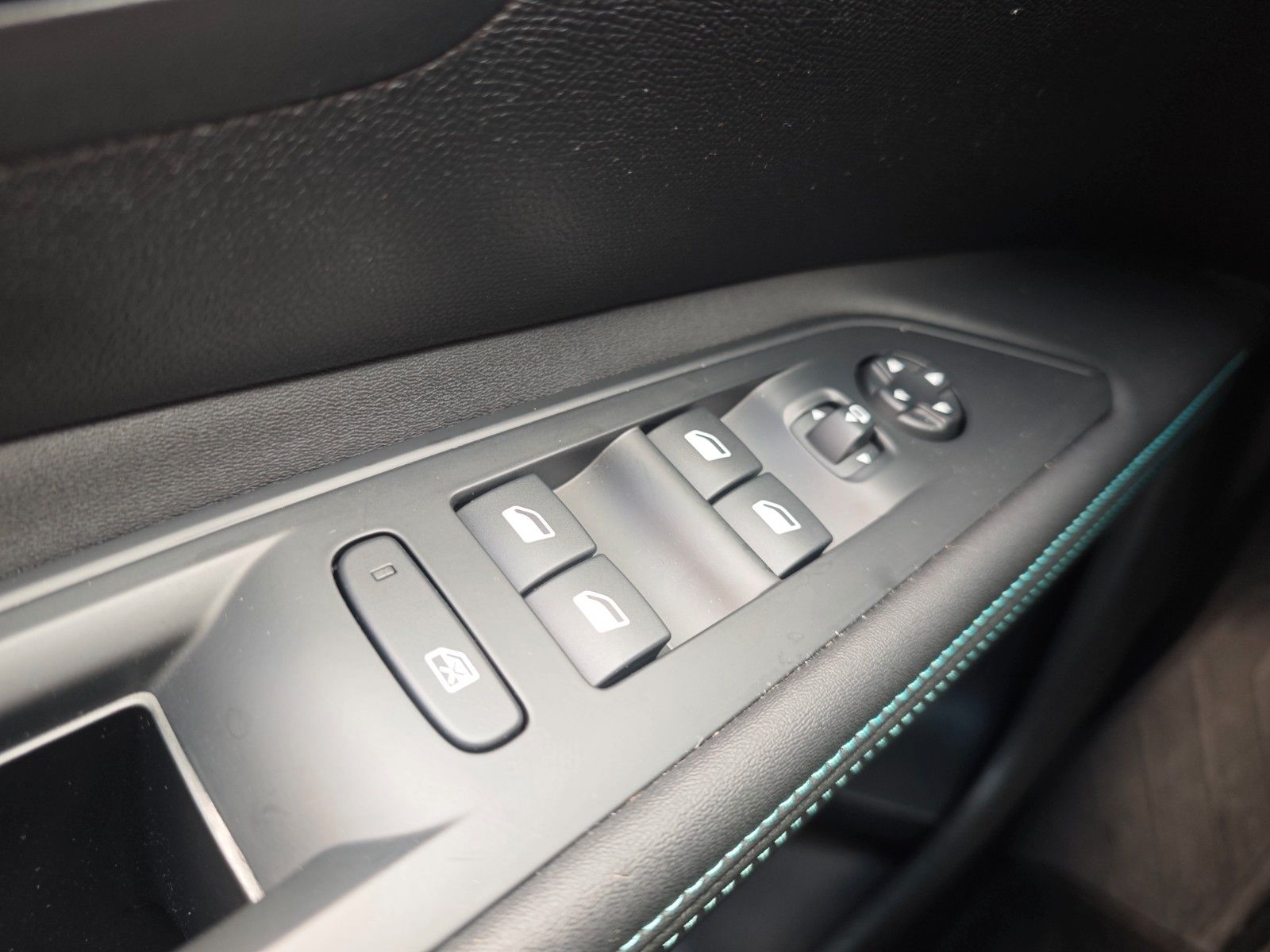 Fahrzeugabbildung Peugeot 5008 HYBRID 136 ALLURE PACK *FACELIFT*7 SITZE*