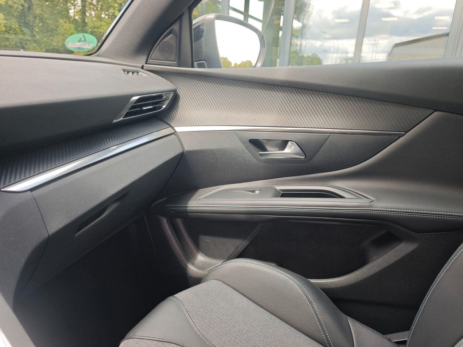 Fahrzeugabbildung Peugeot 5008 HYBRID 136 ALLURE PACK *FACELIFT*7 SITZE*