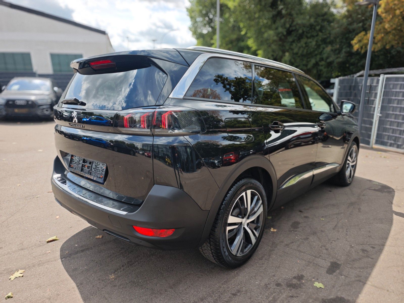 Fahrzeugabbildung Peugeot 5008 HYBRID 136 ALLURE PACK *FACELIFT*7 SITZE*