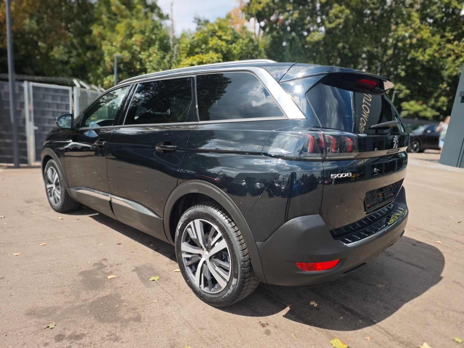 Fahrzeugabbildung Peugeot 5008 HYBRID 136 ALLURE PACK *FACELIFT*7 SITZE*