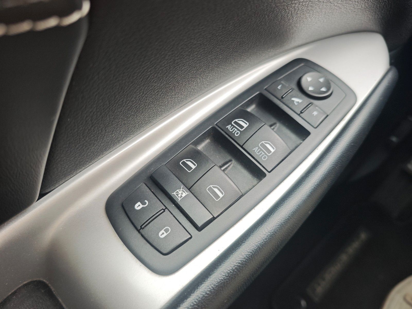 Fahrzeugabbildung Fiat FREEMONT LOUNGE AWD *2.HD*AUT*7 SITZE*NAVI*KAM*