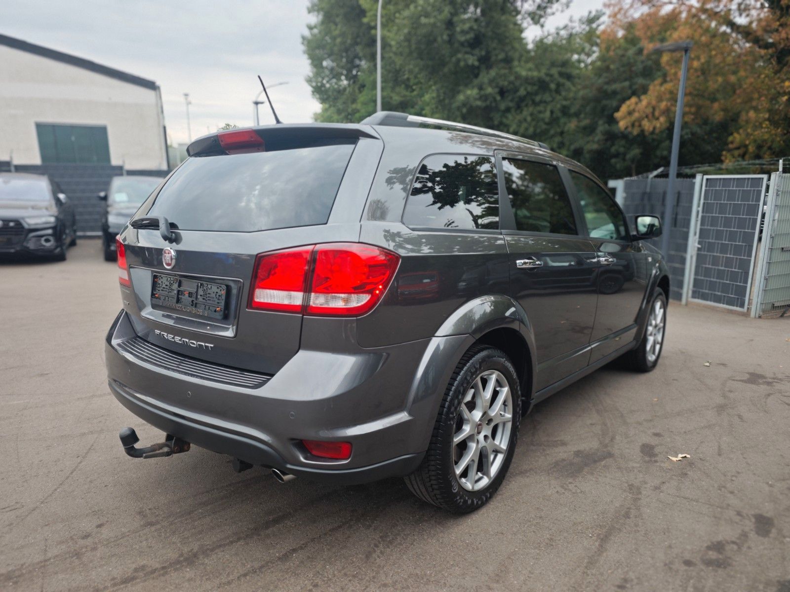 Fahrzeugabbildung Fiat FREEMONT LOUNGE AWD *2.HD*AUT*7 SITZE*NAVI*KAM*