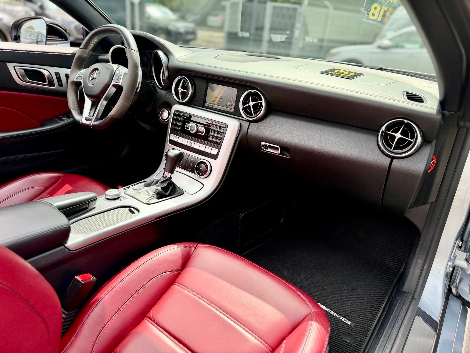 Fahrzeugabbildung Mercedes-Benz SLK 55 AMG MAGIC-SKY*AIRSCARF*BI-XENON+ILS*NAVI*