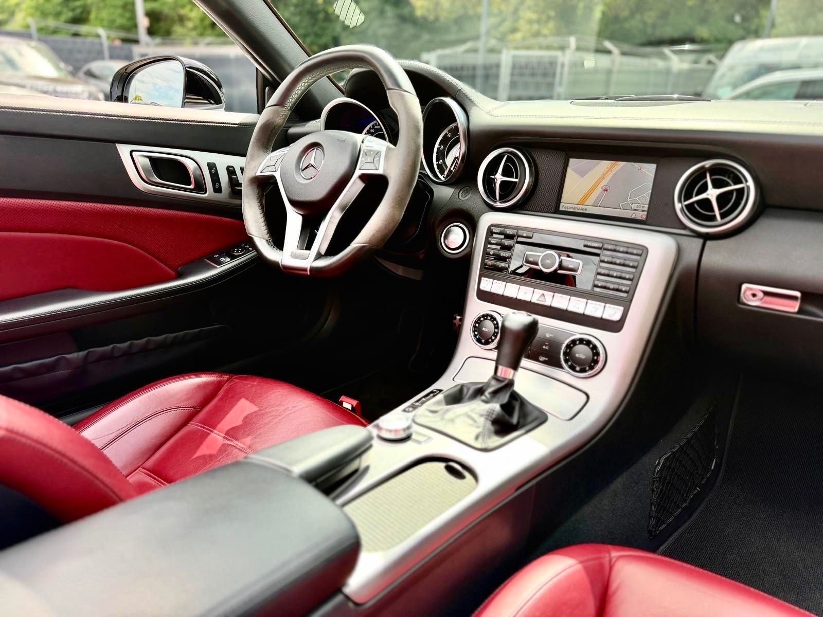 Fahrzeugabbildung Mercedes-Benz SLK 55 AMG MAGIC-SKY*AIRSCARF*BI-XENON+ILS*NAVI*