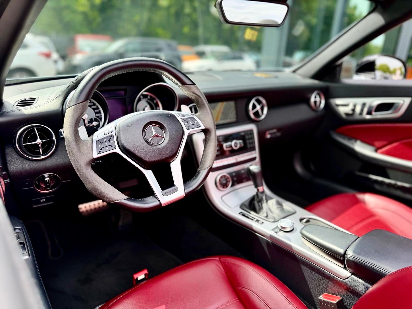 Fahrzeugabbildung Mercedes-Benz SLK 55 AMG MAGIC-SKY*AIRSCARF*BI-XENON+ILS*NAVI*