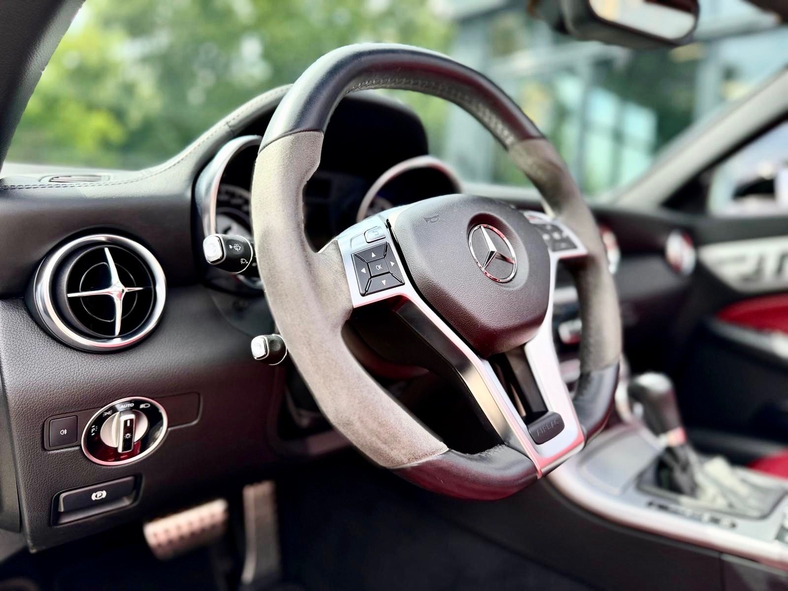 Fahrzeugabbildung Mercedes-Benz SLK 55 AMG MAGIC-SKY*AIRSCARF*BI-XENON+ILS*NAVI*