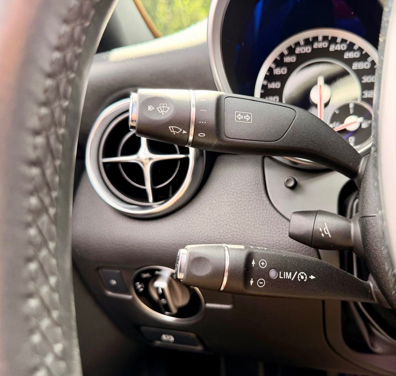 Fahrzeugabbildung Mercedes-Benz SLK 55 AMG MAGIC-SKY*AIRSCARF*BI-XENON+ILS*NAVI*