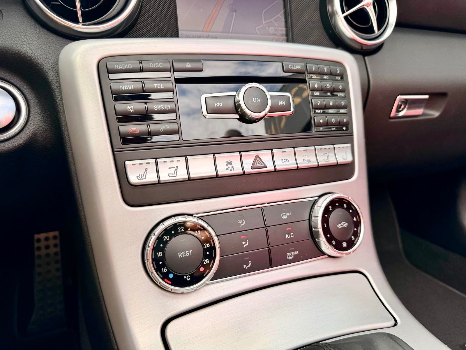 Fahrzeugabbildung Mercedes-Benz SLK 55 AMG MAGIC-SKY*AIRSCARF*BI-XENON+ILS*NAVI*