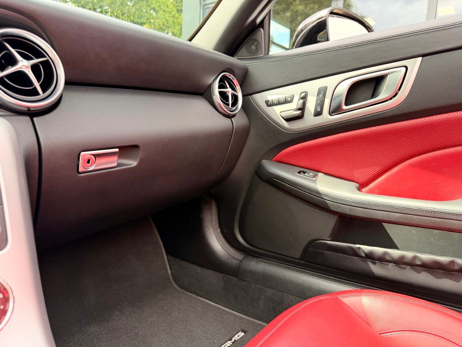 Fahrzeugabbildung Mercedes-Benz SLK 55 AMG MAGIC-SKY*AIRSCARF*BI-XENON+ILS*NAVI*