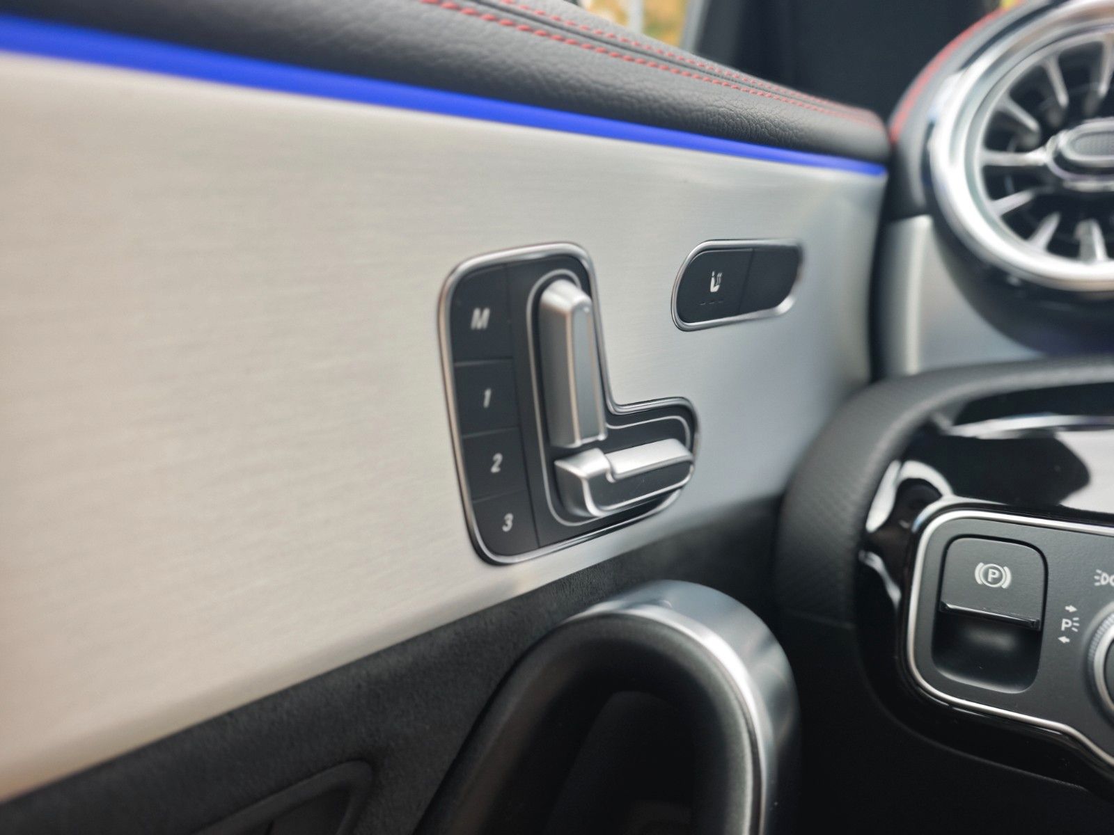 Fahrzeugabbildung Mercedes-Benz CLA 200 SHOOTING BRAKE*AMG-LINE*PANO*360 VIEW*