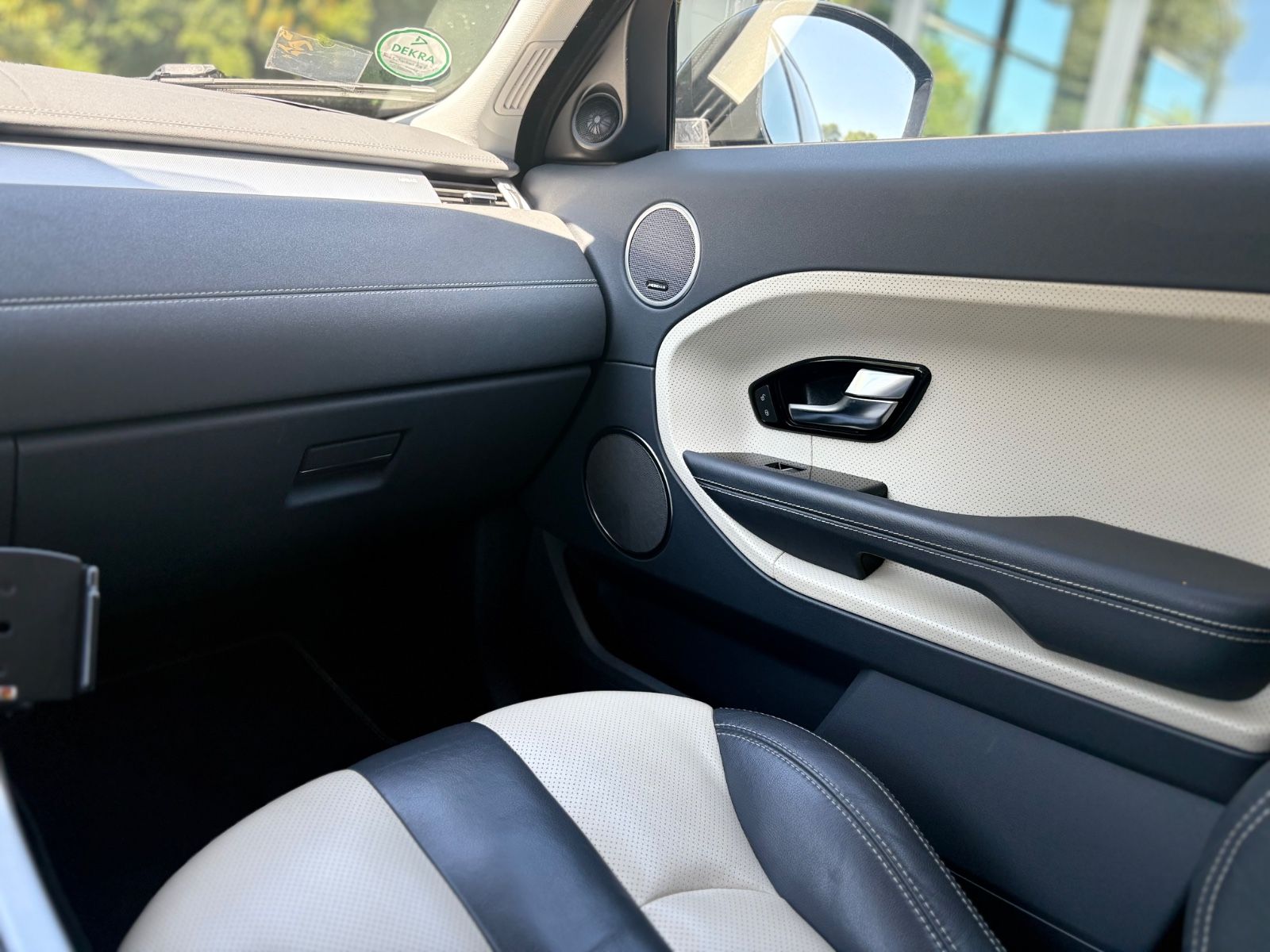 Fahrzeugabbildung Land Rover RANGE ROVER EVOQUE SD *DYNAMIC*PANORAMA*LEDER*