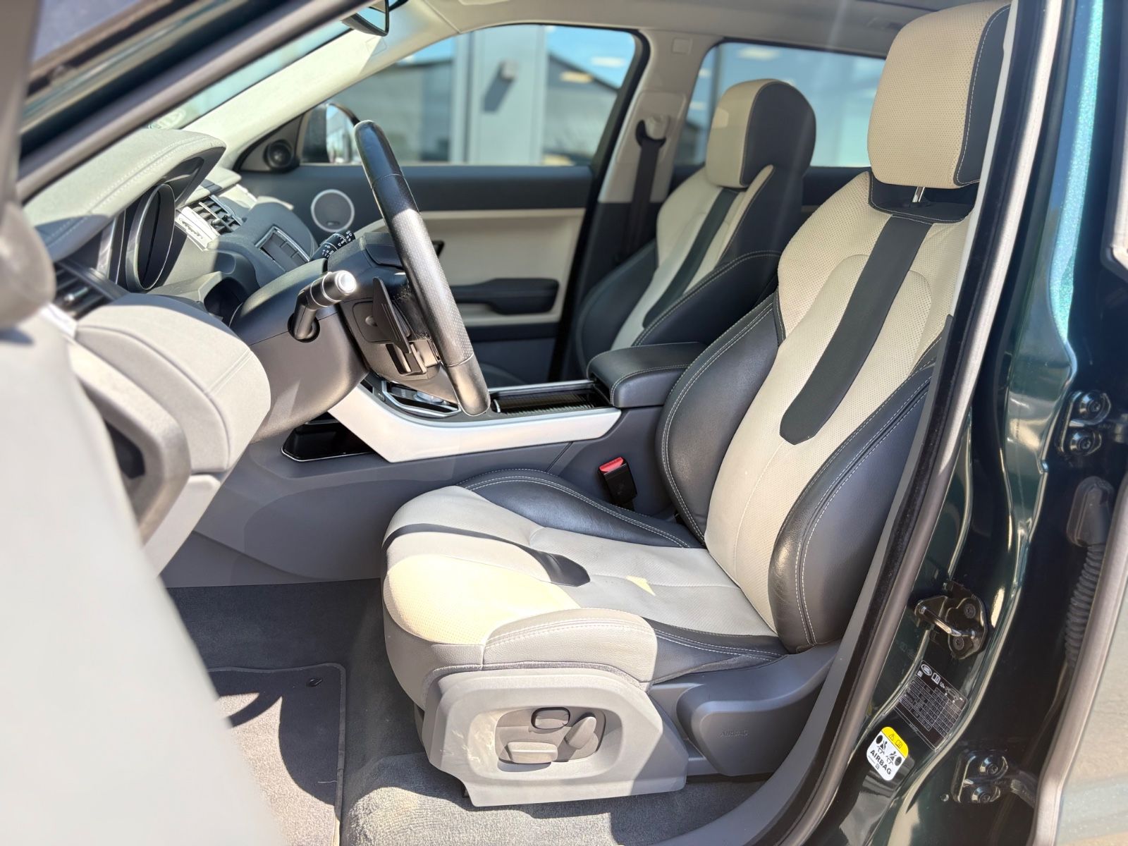 Fahrzeugabbildung Land Rover RANGE ROVER EVOQUE SD *DYNAMIC*PANORAMA*LEDER*