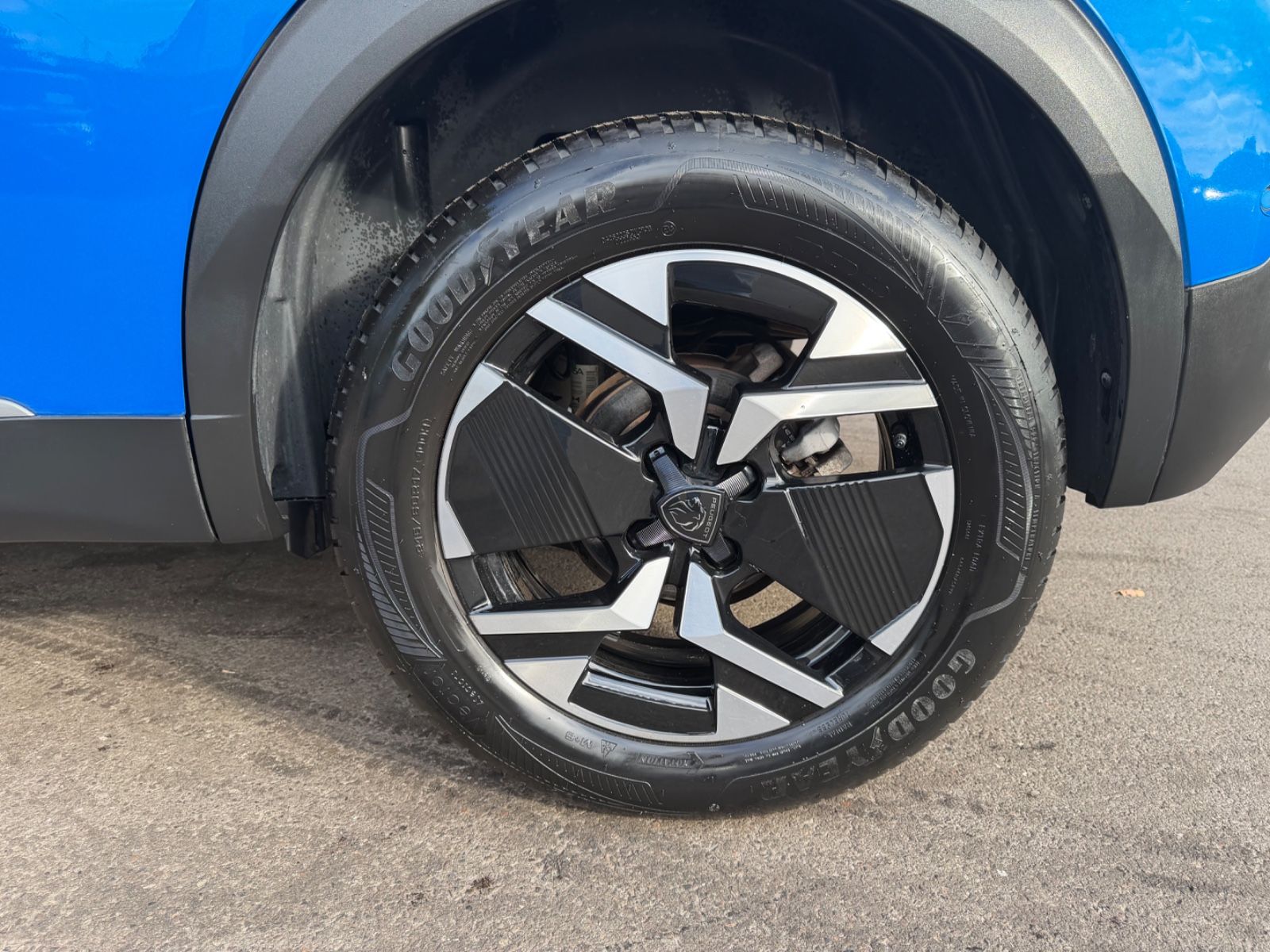 Fahrzeugabbildung Peugeot 2008 GT*1.HD*VERTIGO BLUE*360 KAMERA*AUT*EL.SD*