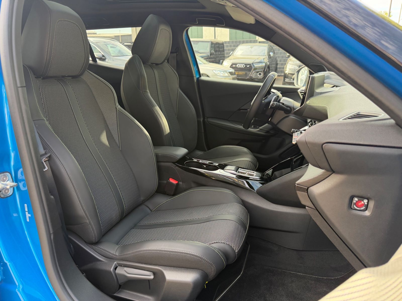 Fahrzeugabbildung Peugeot 2008 GT*1.HD*VERTIGO BLUE*360 KAMERA*AUT*EL.SD*