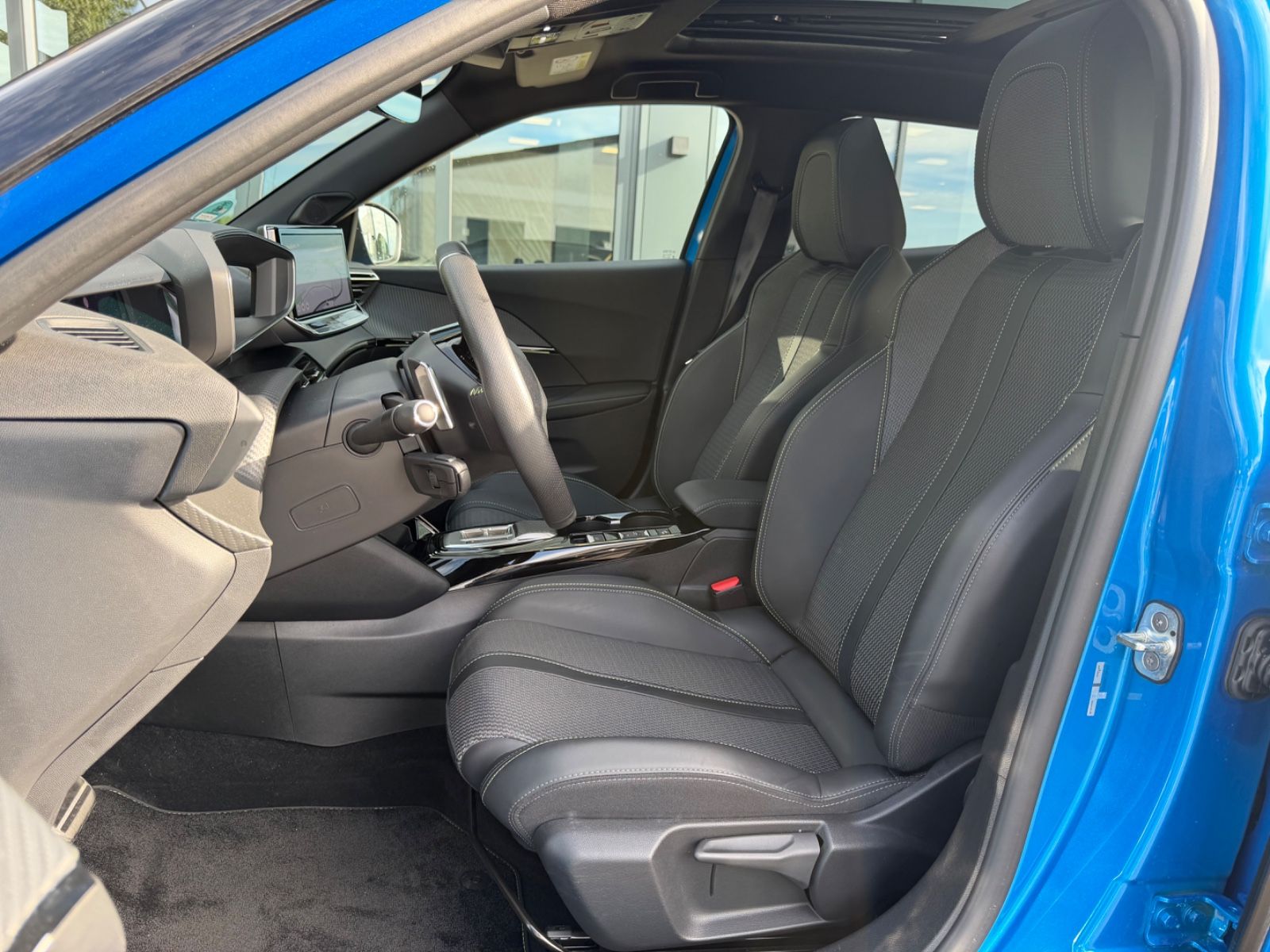 Fahrzeugabbildung Peugeot 2008 GT*1.HD*VERTIGO BLUE*360 KAMERA*AUT*EL.SD*