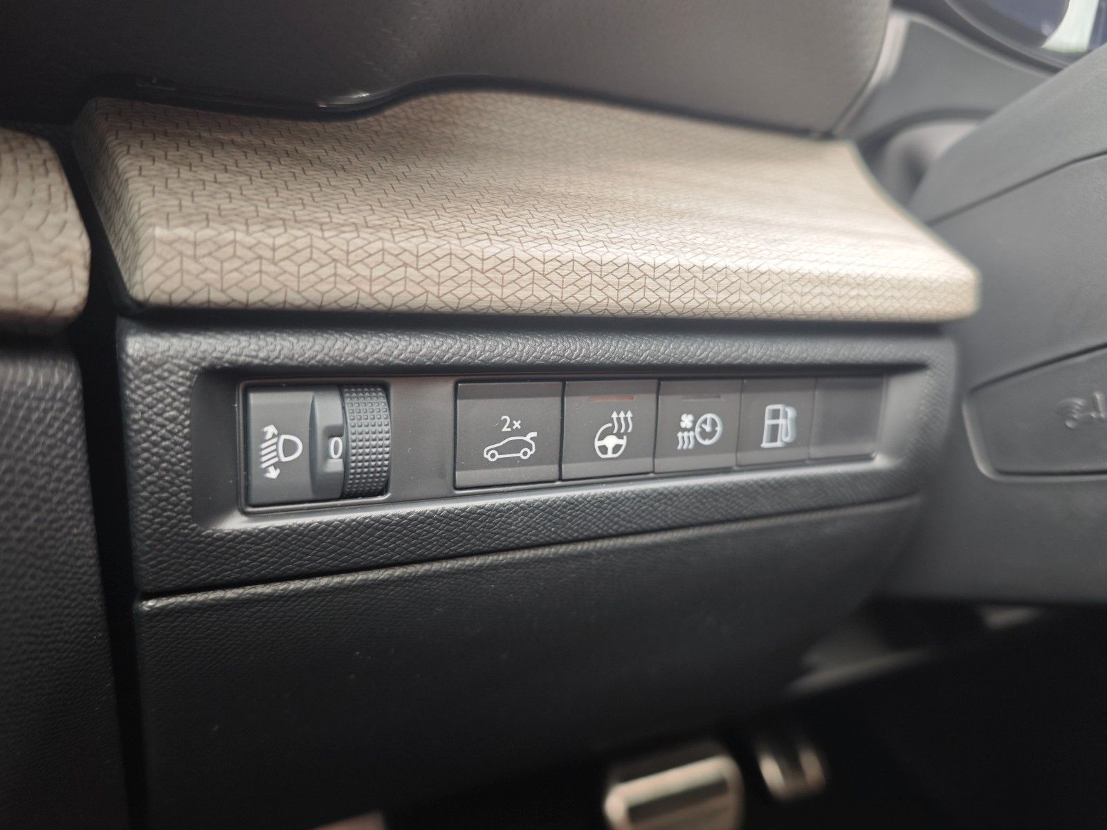 Fahrzeugabbildung Citroën C5 X SHINE PLUG IN HYBRID*1.HD*LED*360 KAM*EL.SD