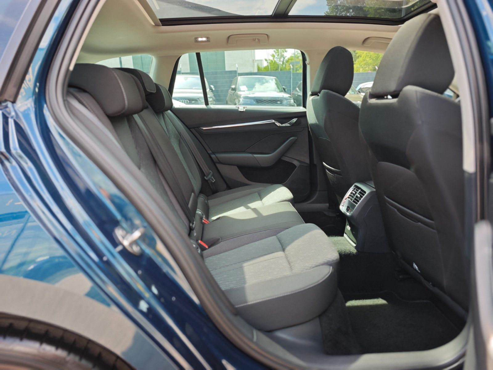 Fahrzeugabbildung SKODA OCTAVIA*PANORAMA*APPLE CAR*NAVI*SHZ*VIRTUAL*