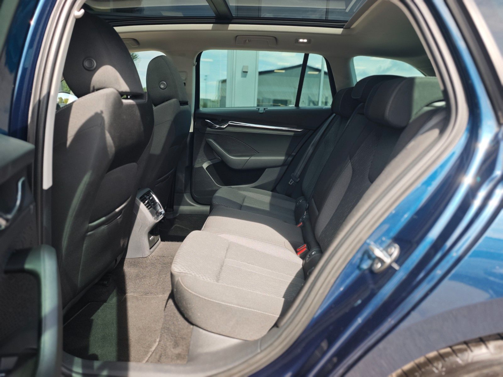 Fahrzeugabbildung SKODA OCTAVIA*PANORAMA*APPLE CAR*NAVI*SHZ*VIRTUAL*