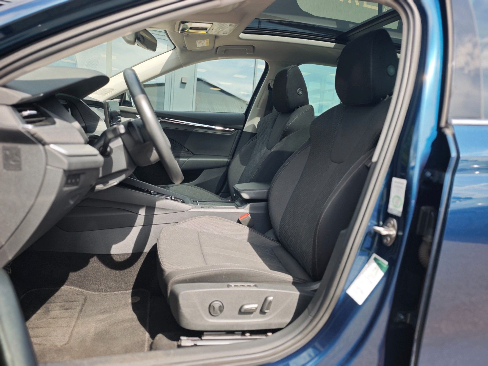 Fahrzeugabbildung SKODA OCTAVIA*PANORAMA*APPLE CAR*NAVI*SHZ*VIRTUAL*