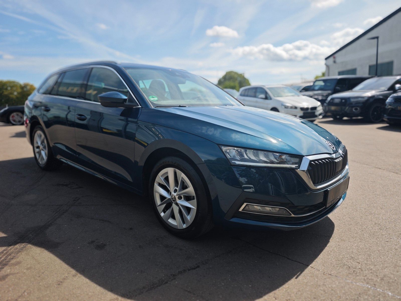 Fahrzeugabbildung SKODA OCTAVIA*PANORAMA*APPLE CAR*NAVI*SHZ*VIRTUAL*