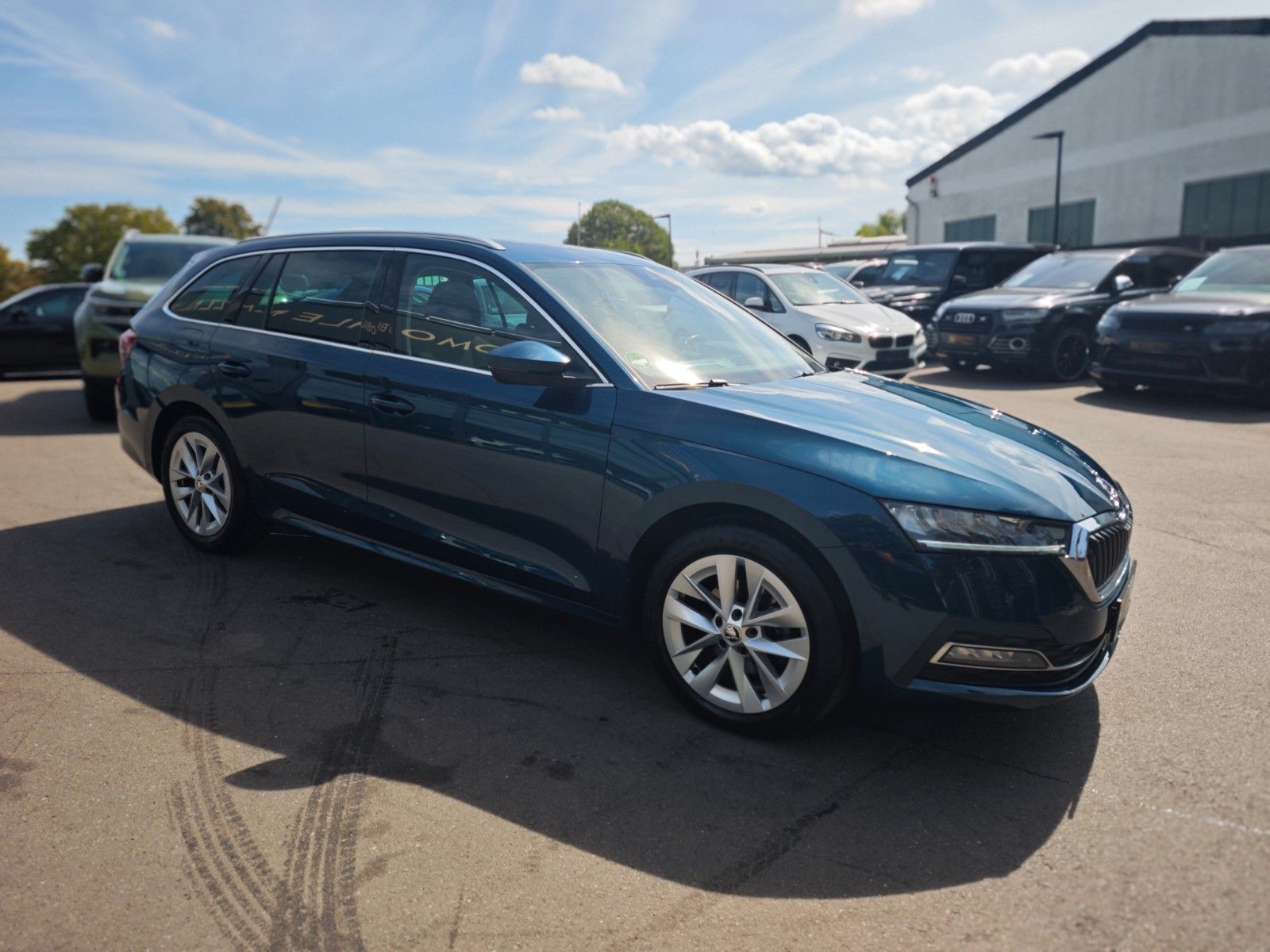 Fahrzeugabbildung SKODA OCTAVIA*PANORAMA*APPLE CAR*NAVI*SHZ*VIRTUAL*