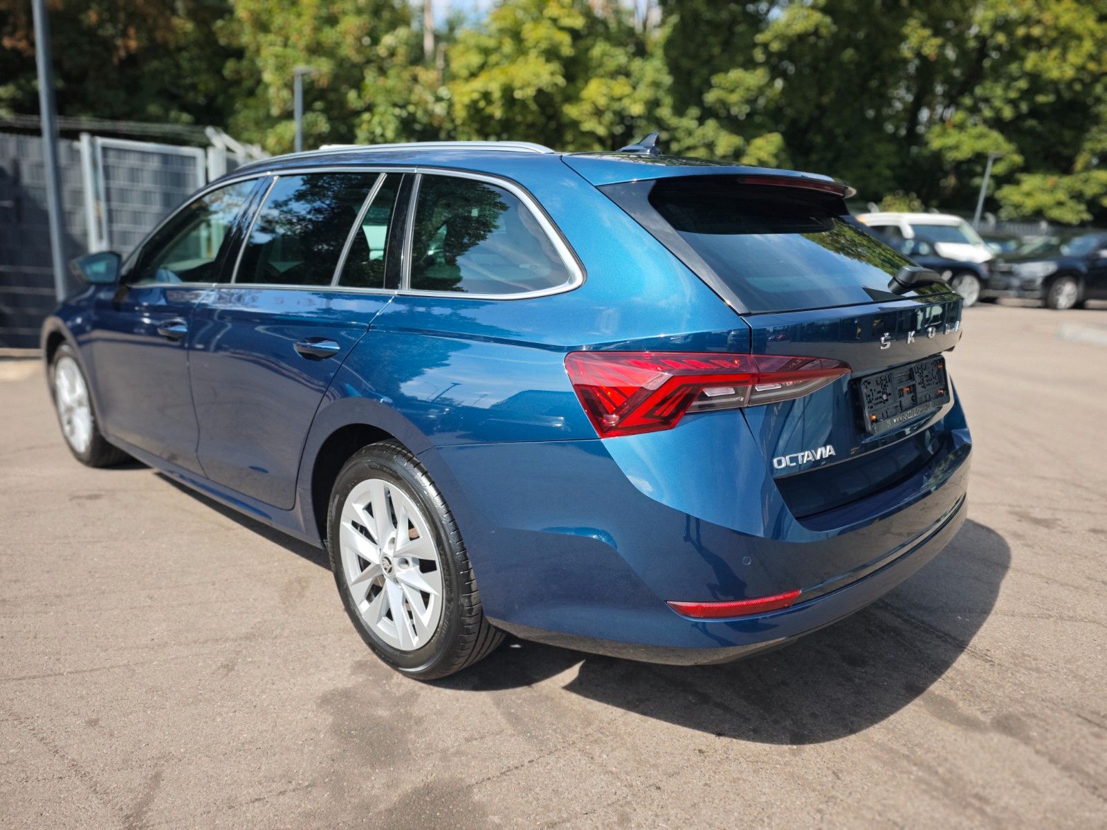 Fahrzeugabbildung SKODA OCTAVIA*PANORAMA*APPLE CAR*NAVI*SHZ*VIRTUAL*