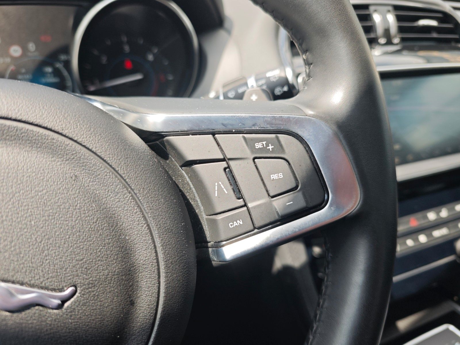 Fahrzeugabbildung Jaguar F-PACE PRESTIGE AWD*VOLL-LED*LEDER*SHZ *KAMERA*