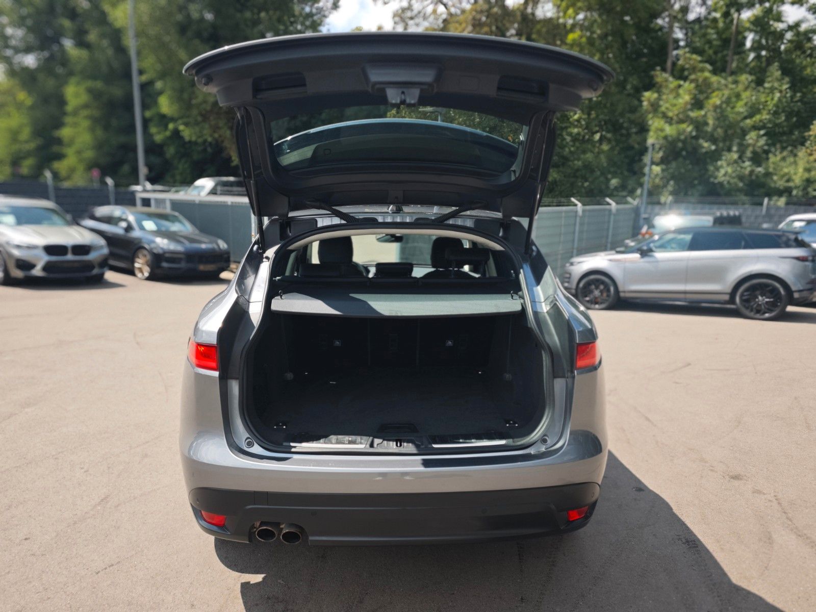 Fahrzeugabbildung Jaguar F-PACE PRESTIGE AWD*VOLL-LED*LEDER*SHZ *KAMERA*