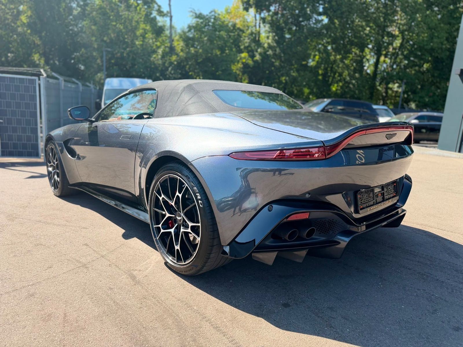 Fahrzeugabbildung Aston Martin V8 VANTAGE 4.0 V8 ROADSTER*UNFALLFREI*LED*360°*