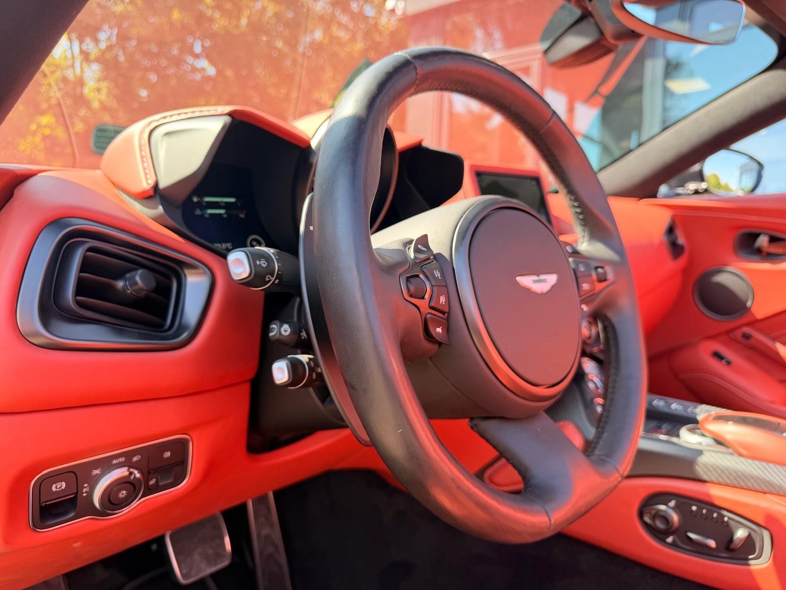 Fahrzeugabbildung Aston Martin V8 VANTAGE 4.0 V8 ROADSTER*UNFALLFREI*LED*360°*