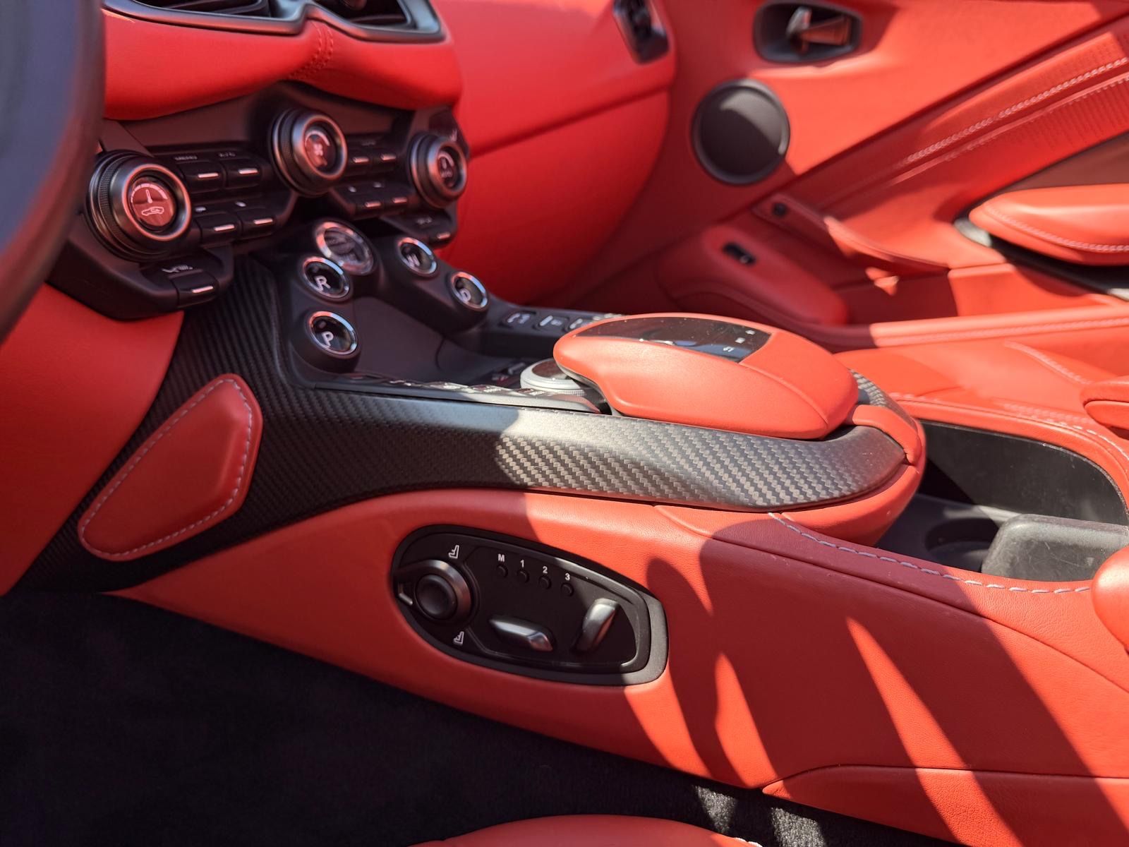 Fahrzeugabbildung Aston Martin V8 VANTAGE 4.0 V8 ROADSTER*UNFALLFREI*LED*360°*