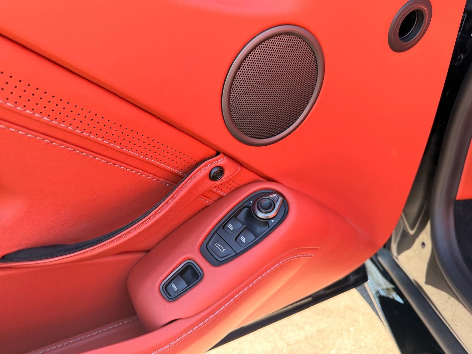 Fahrzeugabbildung Aston Martin V8 VANTAGE 4.0 V8 ROADSTER*UNFALLFREI*LED*360°*