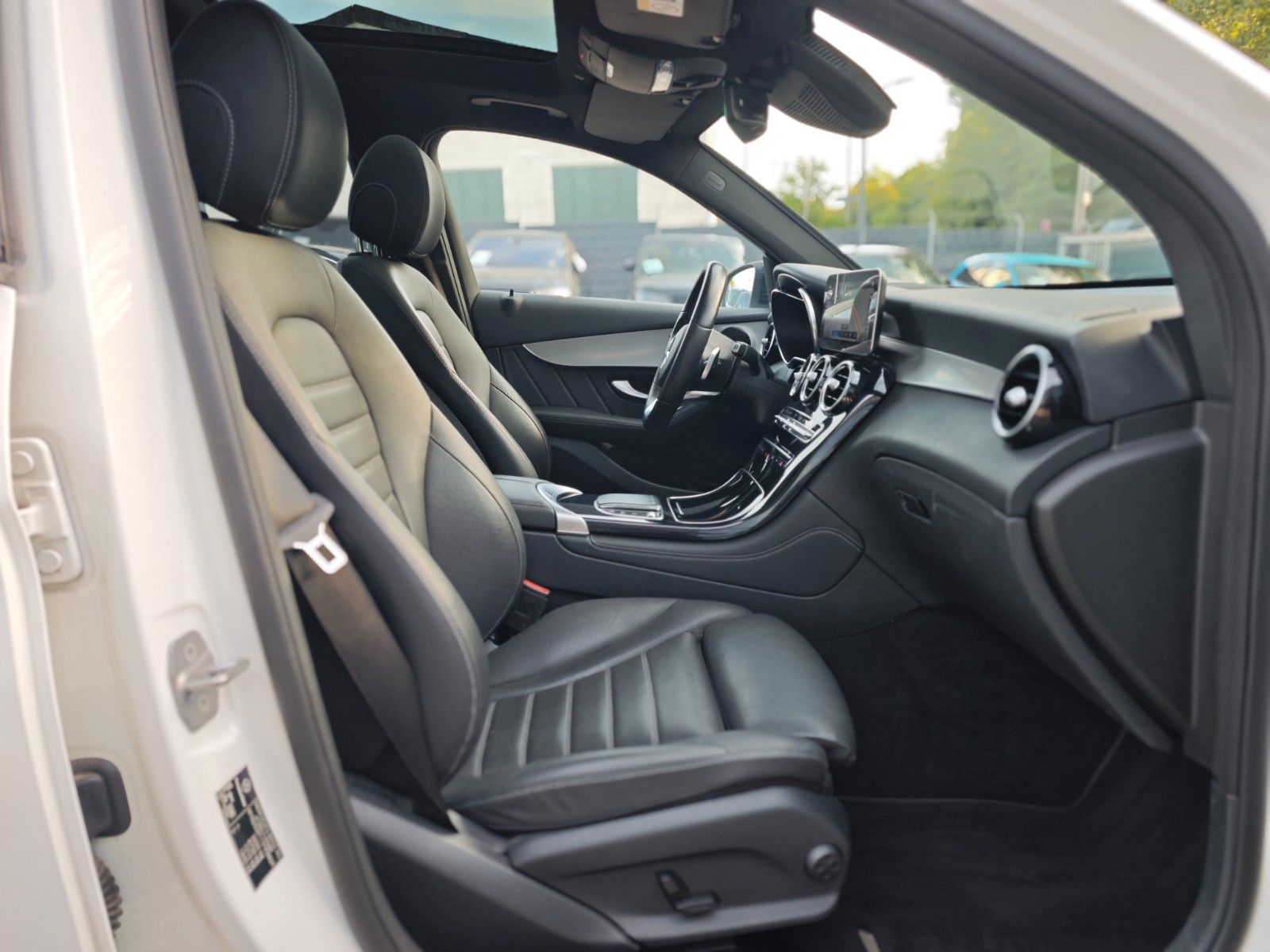 Fahrzeugabbildung Mercedes-Benz GLC 300 DE*AMG LINE*NIGHT PAKET*PANORAMA*