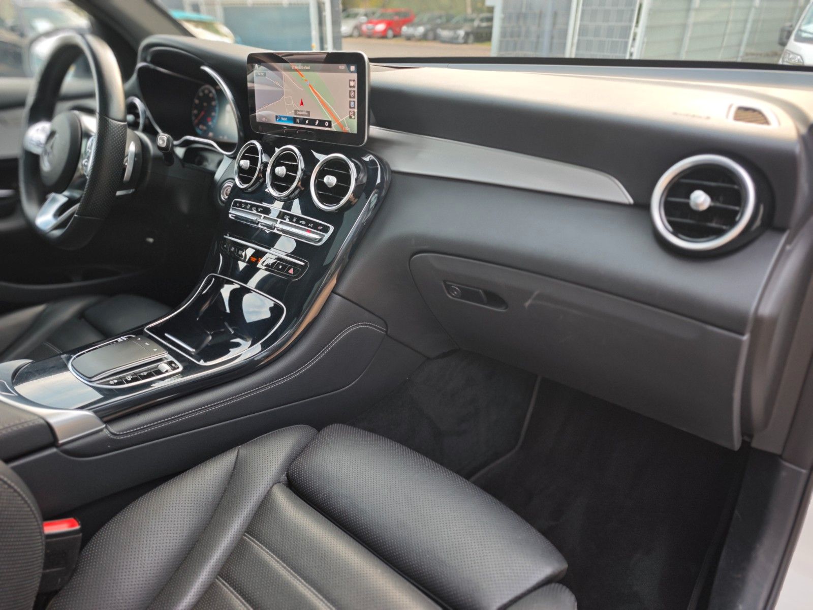 Fahrzeugabbildung Mercedes-Benz GLC 300 DE*AMG LINE*NIGHT PAKET*PANORAMA*
